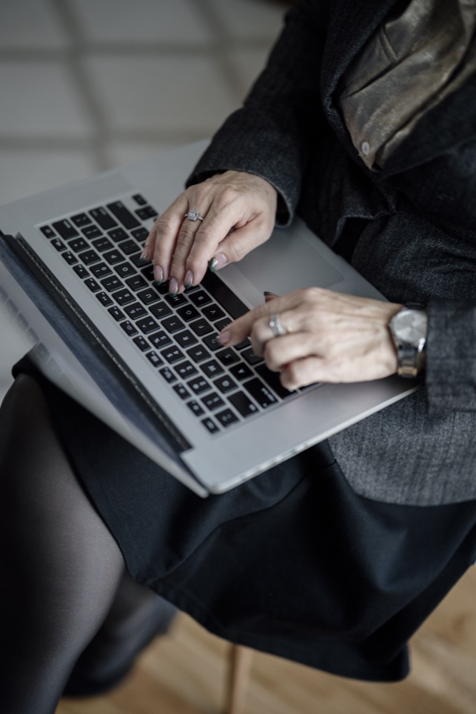 Mains sur un clavier d'ordinateur, photo générique d'illustration
